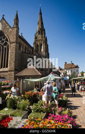 Regno Unito, Inghilterra, Staffordshire, Lichfield, la piazza del mercato, mercato all'aperto in corso accanto a St Mary Foto Stock