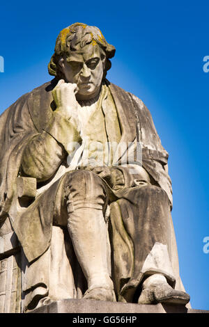 Regno Unito, Inghilterra, Staffordshire, Lichfield, Piazza del Mercato, il Dottor Samuel Johnson statua Foto Stock