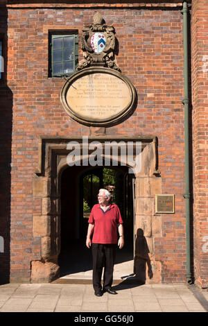 Regno Unito, Inghilterra, Staffordshire, Lichfield, St John's Hospital, C16th gli ospizi di carità, l uomo all'entrata Foto Stock