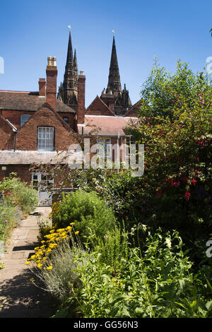 Regno Unito, Inghilterra, Staffordshire, Lichfield, Beacon Street, Erasmus Darwin House, giardino di erbe aromatiche Foto Stock