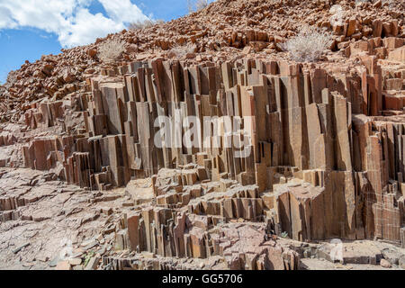 Damaraland Namibia organo a canne, formazione rocciosa naturale nei pressi di Doro Nawas. Colonne di dolerite esposta da erosione. La forma esagonale Foto Stock