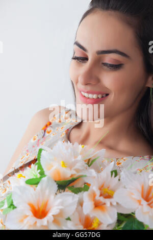 Bella giovane donna fiori isolati su sfondo bianco Foto Stock