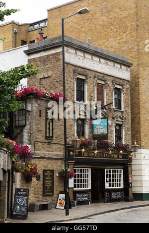 La prospettiva di Whitby pub di Londra, Inghilterra. Essa è la più antica riverside pub di Londra e ha un bar in peltro. Foto Stock