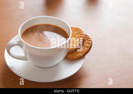 Close-up di tè caldo e biscotti sul tavolo Foto Stock