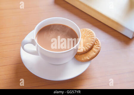 Close-up di biscotti e tè caldo sul tavolo Foto Stock