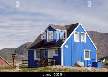 Tipico di legno tradizionale Groenlandia casa costruita in legno dipinto di blu. Narsaq, Kujalleq, Groenlandia meridionale Foto Stock