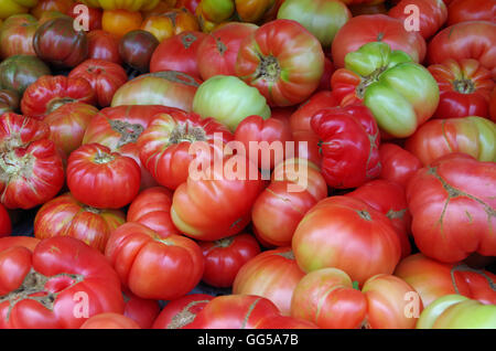 Cumuli di bistecca di manzo rosso e i pomodori verdi close-up Foto Stock