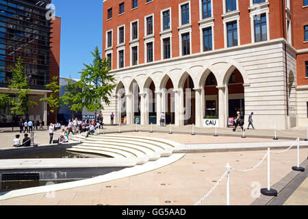 Persone relax al sole estivo a piazza centrale in Brindleyplace, Birmingham, Inghilterra, Regno Unito, Europa occidentale. Foto Stock