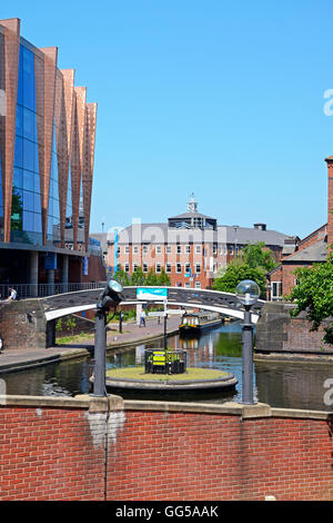 Vista lungo il canale sul Vecchio girate a giunzione con il National Indoor Arena per il lato sinistro, Birmingham, Inghilterra, Regno Unito. Foto Stock