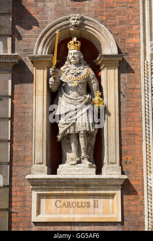 Statua di re Carlo 2 ° / Charles II / ll / Seconda, sulla facciata anteriore esterno del Guildhall (municipio) Worcester, Regno Unito Foto Stock