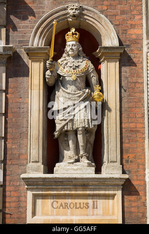 Statua di re Carlo 2 ° / Charles II / ll / Seconda, sulla facciata anteriore esterno del Guildhall (municipio) Worcester, Regno Unito Foto Stock