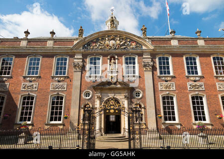 La facciata anteriore esterno del Guildhall / Worcester Guildhall (municipio). Worcester. Regno Unito. Sulla giornata di sole e cielo blu / cieli. Foto Stock