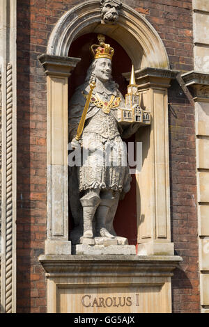 Statua di re Carlo 1 st / Charles II / ll / prima, sulla facciata anteriore esterno del Guildhall (municipio) Worcester, Regno Unito Foto Stock