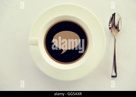 Tazza di caffè nero con testo di bolla e cucchiaio Foto Stock