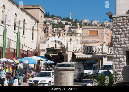 Medio Oriente: strade e sullo skyline di Nazaret, la capitale e la città più grande del distretto settentrionale di Israele, conosciuta come la capitale araba di Israele Foto Stock