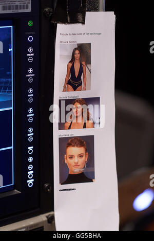 Sydney, Australia. 03 Ago, 2016. Una trasmissione in diretta degli operatori il backstage di identificatore per i modelli in alto sulla pista di David Jones Primavera/Estate 2016 Lancio di moda presso i Fox Studios © Hugh Peterswald/Pacific Press/Alamy Live News Foto Stock