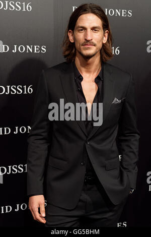 Sydney, Australia. 03 Ago, 2016. Supermodel Jarrod Scott sul tappeto nero prima della sua apparizione sulla pista per il David Jones Primavera/Estate 2016 Lancio di moda presso i Fox Studios © Hugh Peterswald/Pacific Press/Alamy Live News Foto Stock