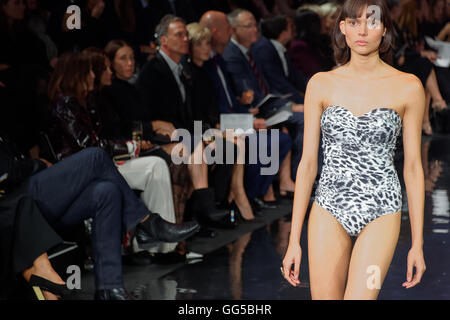 Sydney, Australia. 03 Ago, 2016. Supermodel Charlee Fraser vetrine disegni di Milea sulla pista di David Jones Primavera/Estate 2016 Lancio di moda presso i Fox Studios © Hugh Peterswald/Pacific Press/Alamy Live News Foto Stock