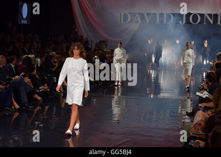 Sydney, Australia. 03 Ago, 2016. David Jones Ambasciatore Montana Cox vetrine disegni di Bassike sulla pista di David Jones Primavera/Estate 2016 Lancio di moda presso i Fox Studios © Hugh Peterswald/Pacific Press/Alamy Live News Foto Stock