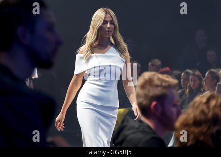 Sydney, Australia. 03 Ago, 2016. David Jones Ambasciatore Jessica Gomes vetrine disegni da Manning Cartell sulla pista di David Jones Primavera/Estate 2016 Lancio di moda presso i Fox Studios © Hugh Peterswald/Pacific Press/Alamy Live News Foto Stock