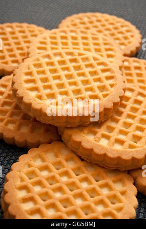 Round i biscotti al burro appena cotti Foto Stock