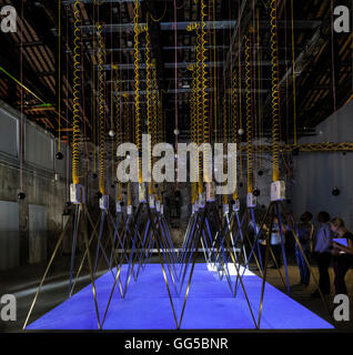 Installazione con luce blu e visitatori. Irish Pavilion Biennale di Venezia "perdere me stesso", Venezia, Italia. Architetto: Niall McLaughlin e Yeoryia Manolopoulou., 2016. Foto Stock