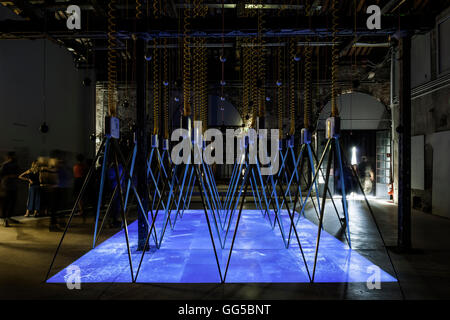 Installazione con luce blu e visitatori. Irish Pavilion Biennale di Venezia "perdere me stesso", Venezia, Italia. Architetto: Niall McLaughlin e Yeoryia Manolopoulou., 2016. Foto Stock