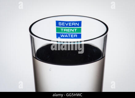 Il logo della società acqua Severn Trent acqua visto attraverso un bicchiere d'acqua. Foto Stock