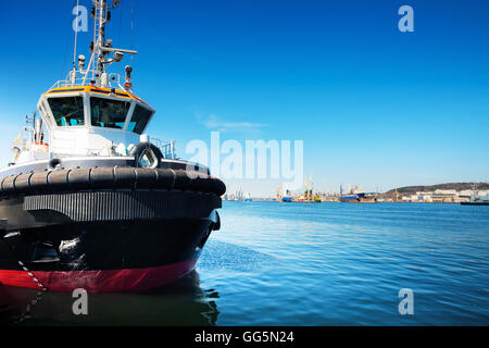Rimorchiatore in porto Foto Stock