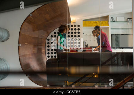 I colleghi avente una pausa giocando a biliardino in office Foto Stock