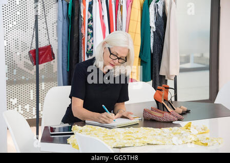 Moda femminile designer che lavora nel suo ufficio Foto Stock
