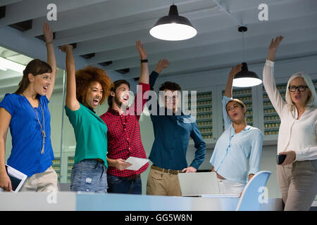 Happy business la gente acclamava in riunione Foto Stock