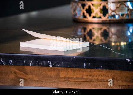 Close-up di un libro sul tavolo Foto Stock