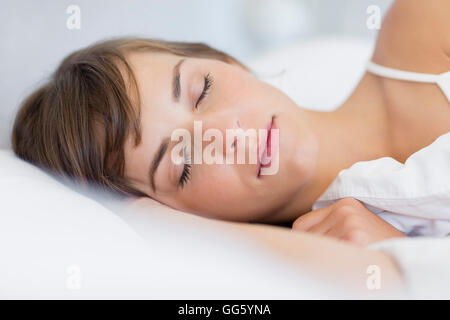 Close-up di una giovane e bella donna che dorme Foto Stock
