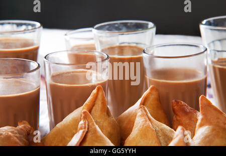 Close-up di samosa e tè Foto Stock