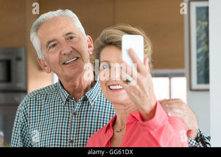 Felice coppia senior tenendo selfie con la fotocamera del telefono Foto Stock