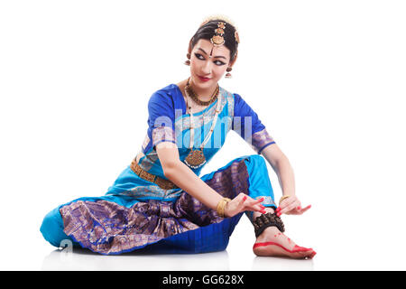 Bellissima ballerina di eseguire Bharatanatyam contro uno sfondo bianco Foto Stock