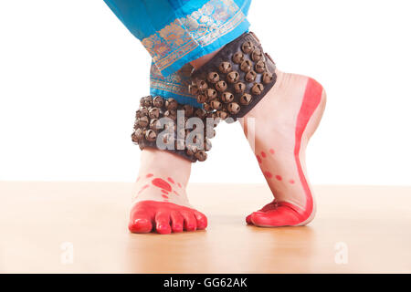 Tradizionale ballerino piedi eseguendo Bharatanatyam contro uno sfondo bianco Foto Stock