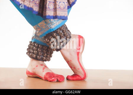 Tradizionale ballerino piedi eseguendo Bharatanatyam su sfondo bianco Foto Stock