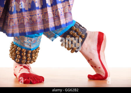 Tradizionale ballerino piedi eseguendo Bharatanatyam su sfondo bianco Foto Stock