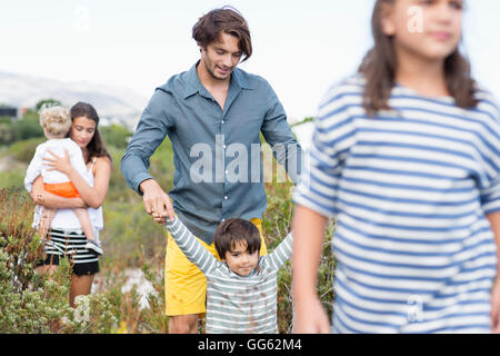 Famiglia camminando in un prato