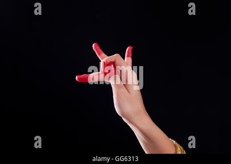 Close-up di una donna di mano rendendo Bharatanatyam gesto su sfondo nero Foto Stock