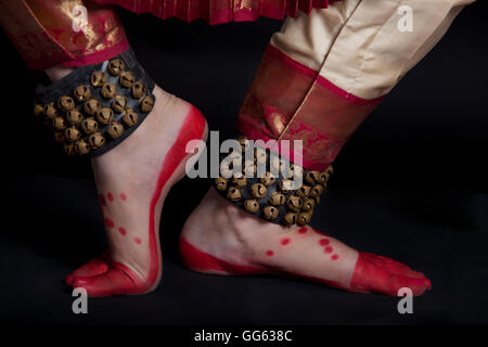 Tradizionale ballerino piedi eseguendo Bharatanatyam su sfondo nero Foto Stock