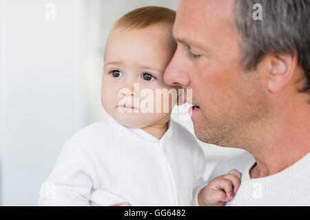 Close-up del padre, con il suo grazioso baby figlia a casa Foto Stock