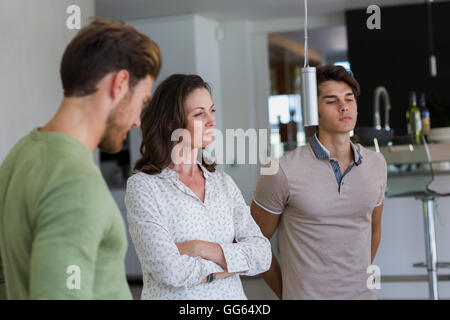 Close-up di tre amici pensare Foto Stock