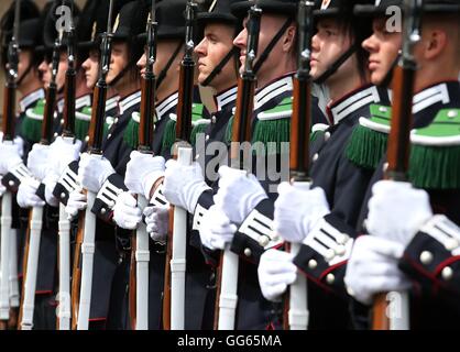 I membri del team di perforazione da Sua Maestà il Re guardia della Norvegia line up durante una prova per questo anno la Royal Edinburgh Tattoo militare a Redford caserma di cavalleria di Edimburgo. Foto Stock