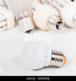 Nuova lampada a LED e pila di vecchie lampadine ad incandescenza e  utilizzate lampade fluorescenti compatte sul pannello di legno Foto stock -  Alamy