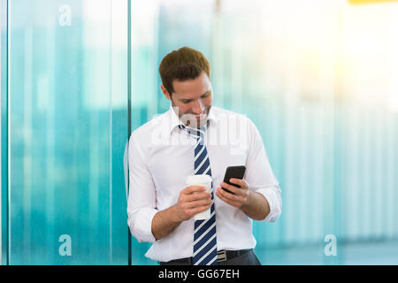 Imprenditore avente una pausa caffè Foto Stock
