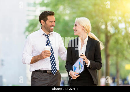 La gente di affari avente una pausa caffè nel quartiere finanziario Foto Stock