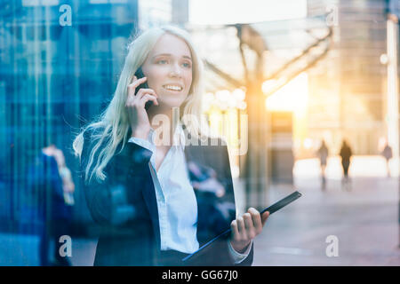 Imprenditrice utilizzando un telefono cellulare Foto Stock